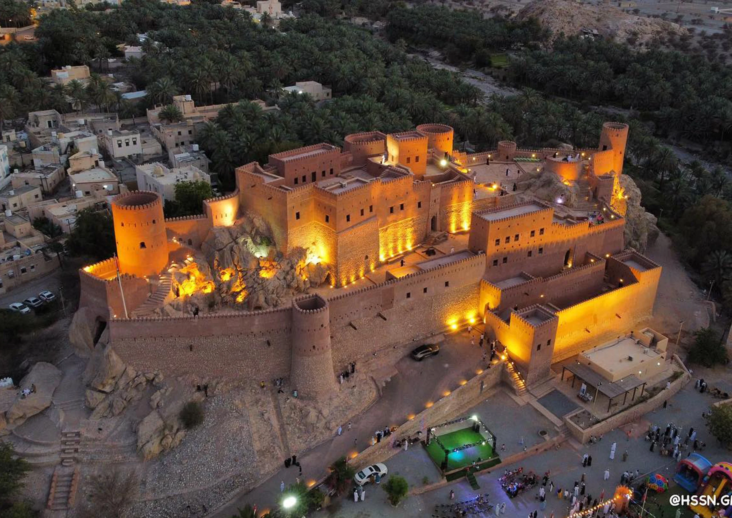 صورة قلعة نخل ليلية